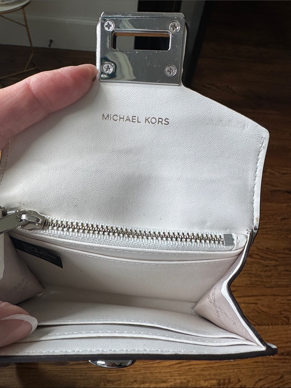 ❤️ Michael Kors White Leather Flap Wallet with Silver-Tone Lock - Picture 8 of 10